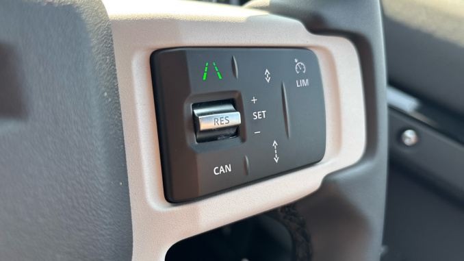 Land Rover Defender 3.0 D250 X-Dynamic SE 110 5dr Auto Diesel Estate - Image 33
